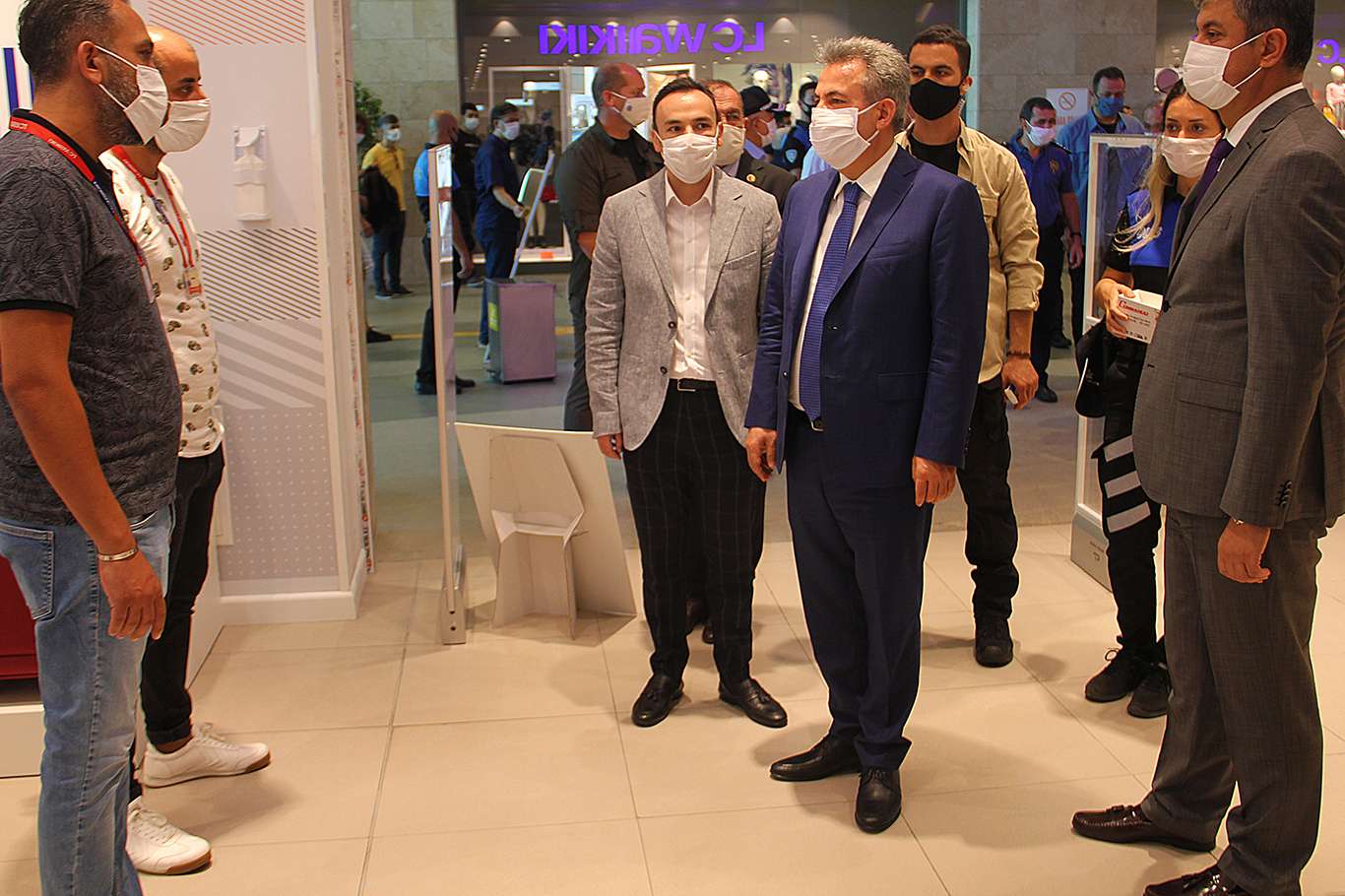 Adana Valisi Elban AVM’de denetlemelerde bulundu Adana Valisi Elban AVM’de denetlemelerde bulundu